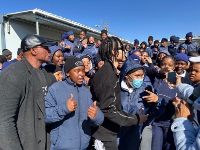 Learners gathered around an Ebumnandini artist on a school tour